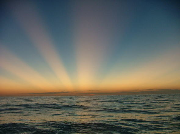 玄界灘の
夕日　イカ釣り出船時撮影